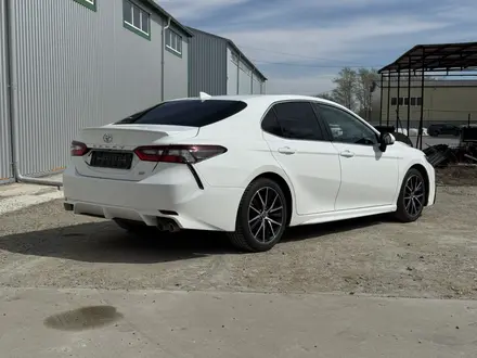 Toyota Camry 2021 года за 10 400 000 тг. в Костанай – фото 3