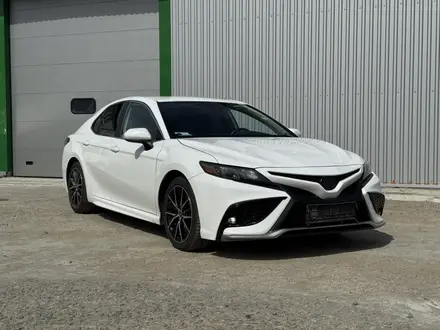 Toyota Camry 2021 года за 10 400 000 тг. в Костанай