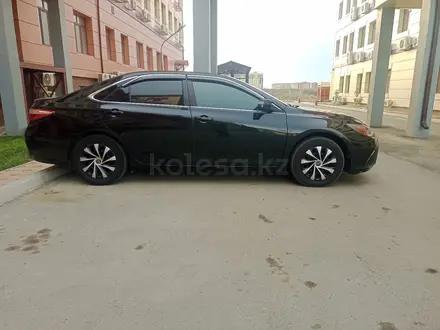 Toyota Camry 2015 года за 6 000 000 тг. в Атырау – фото 2