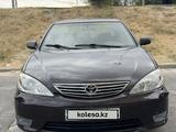 Toyota Camry 2004 года за 3 000 000 тг. в Шымкент – фото 2