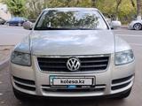 Volkswagen Touareg 2005 года за 4 200 000 тг. в Астана – фото 2