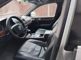 Volkswagen Touareg 2005 года за 4 200 000 тг. в Астана – фото 3