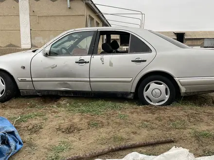 Mercedes-Benz E 240 1998 года за 550 000 тг. в Шымкент – фото 2