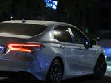Toyota Camry 2021 года за 13 500 000 тг. в Алматы – фото 3