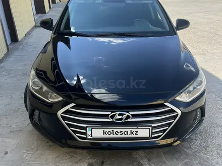 Hyundai Elantra 2018 года за 8 300 000 тг. в Атырау – фото 2