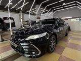 Toyota Camry 2021 года за 18 500 000 тг. в Усть-Каменогорск – фото 2