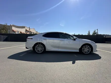 Toyota Camry 2018 года за 12 100 000 тг. в Атырау