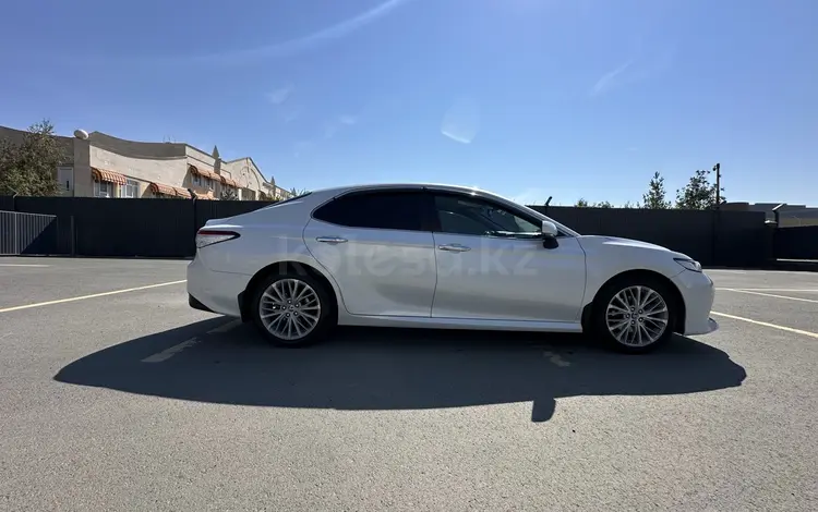 Toyota Camry 2018 года за 12 100 000 тг. в Атырау