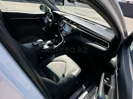 Toyota Camry 2018 года за 12 100 000 тг. в Атырау – фото 9