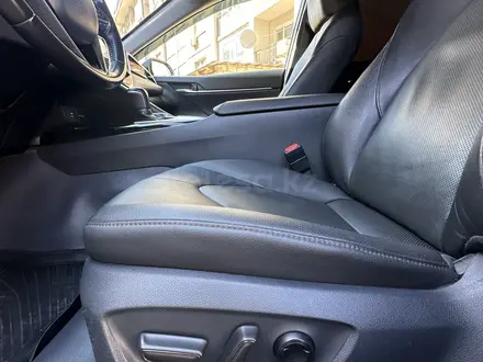Toyota Camry 2018 года за 12 100 000 тг. в Атырау – фото 16