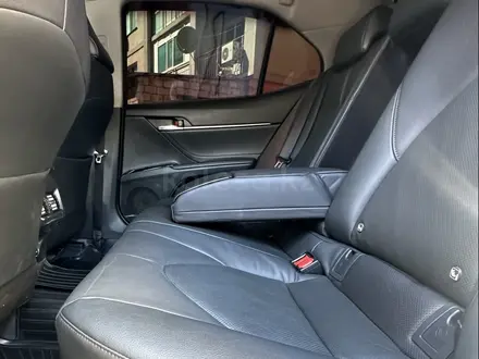 Toyota Camry 2018 года за 12 100 000 тг. в Атырау – фото 17