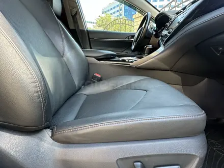 Toyota Camry 2018 года за 12 100 000 тг. в Атырау – фото 19