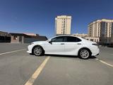 Toyota Camry 2018 года за 12 100 000 тг. в Атырау – фото 2