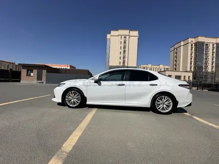 Toyota Camry 2018 года за 12 100 000 тг. в Атырау – фото 2