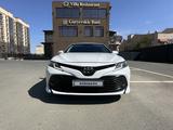 Toyota Camry 2018 года за 12 100 000 тг. в Атырау – фото 3