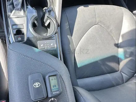 Toyota Camry 2018 года за 12 100 000 тг. в Атырау – фото 5