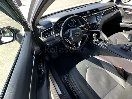 Toyota Camry 2018 года за 12 100 000 тг. в Атырау – фото 7