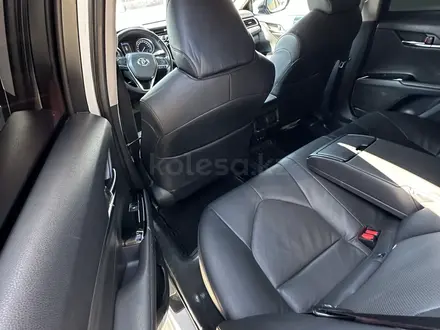 Toyota Camry 2018 года за 12 100 000 тг. в Атырау – фото 8