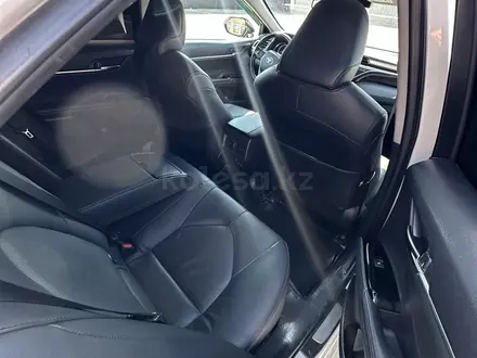 Toyota Camry 2018 года за 12 100 000 тг. в Атырау – фото 10