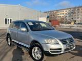 Volkswagen Touareg 2005 года за 5 300 000 тг. в Петропавловск – фото 3