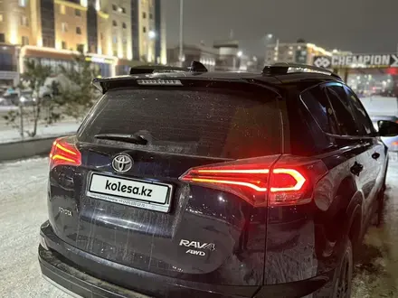 Toyota RAV4 2018 года за 15 100 000 тг. в Астана – фото 2