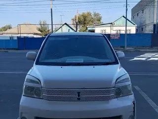 Toyota Voxy, 2004