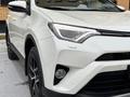 Toyota RAV4 2017 года за 13 200 000 тг. в Актобе – фото 15