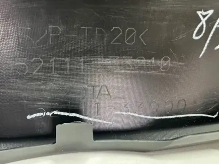 Накладка решетки бампер верхняя часть на Toyota Camry за 18 000 тг. в Алматы – фото 4