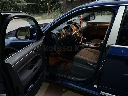 Volkswagen Touareg 2008 года за 6 500 000 тг. в Алматы – фото 5