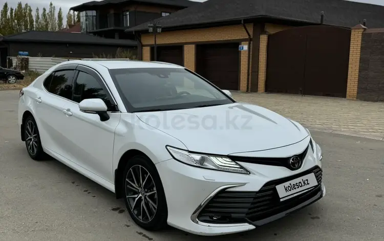 Toyota Camry 2021 года за 16 200 000 тг. в Актобе