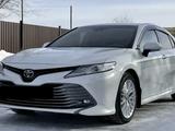 Toyota Camry 2020 года за 18 300 000 тг. в Актобе – фото 3