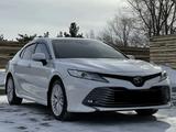 Toyota Camry 2020 года за 18 300 000 тг. в Актобе – фото 2