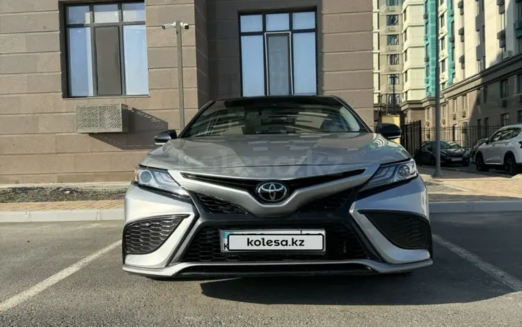 Toyota Camry 2021 года за 14 700 000 тг. в Атырау