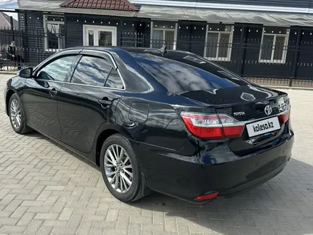 Toyota Camry 2015 года за 8 800 000 тг. в Уральск – фото 3