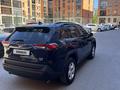Toyota RAV4 2021 года за 17 500 000 тг. в Караганда – фото 2