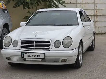 Mercedes-Benz E 320 1995 года за 3 500 000 тг. в Актау