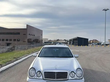 Mercedes-Benz E 320 1998 года за 3 300 000 тг. в Караганда