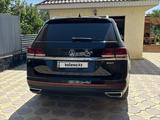 Volkswagen Teramont 2022 года за 20 500 000 тг. в Атырау – фото 2