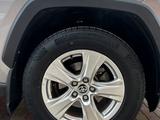 Toyota RAV4 2020 года за 12 400 000 тг. в Атырау – фото 3