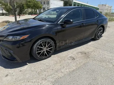 Toyota Camry 2021 года за 7 800 000 тг. в Актау – фото 2