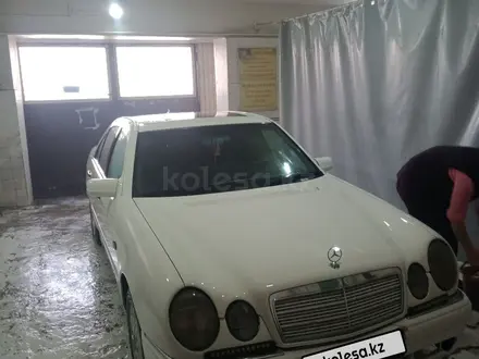 Mercedes-Benz E 280 1997 года за 2 200 000 тг. в Жаркент – фото 2