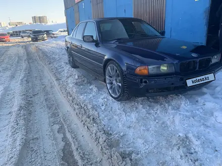 BMW 740 1995 года за 2 200 000 тг. в Астана