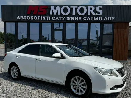 Toyota Camry 2013 года за 8 000 000 тг. в Актобе – фото 2