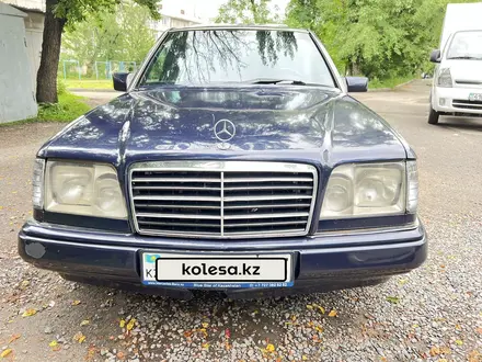 Mercedes-Benz E 220 1994 года за 2 600 000 тг. в Алматы – фото 20