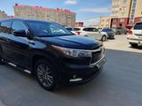 Toyota Highlander 2015 года за 16 200 000 тг. в Актобе