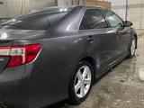 Toyota Camry 2014 годаүшін5 800 000 тг. в Актобе – фото 2