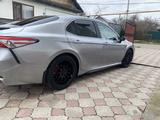 Toyota Camry 2018 года за 13 600 000 тг. в Алматы – фото 4