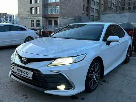 Toyota Camry 2021 года за 16 800 000 тг. в Астана