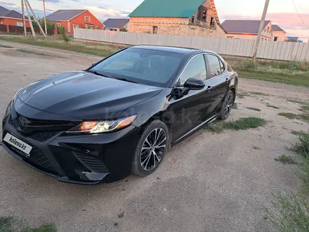 Toyota Camry 2018 года за 8 700 000 тг. в Актобе