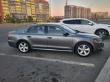 Volkswagen Passat 2014 года за 4 500 000 тг. в Актобе – фото 2